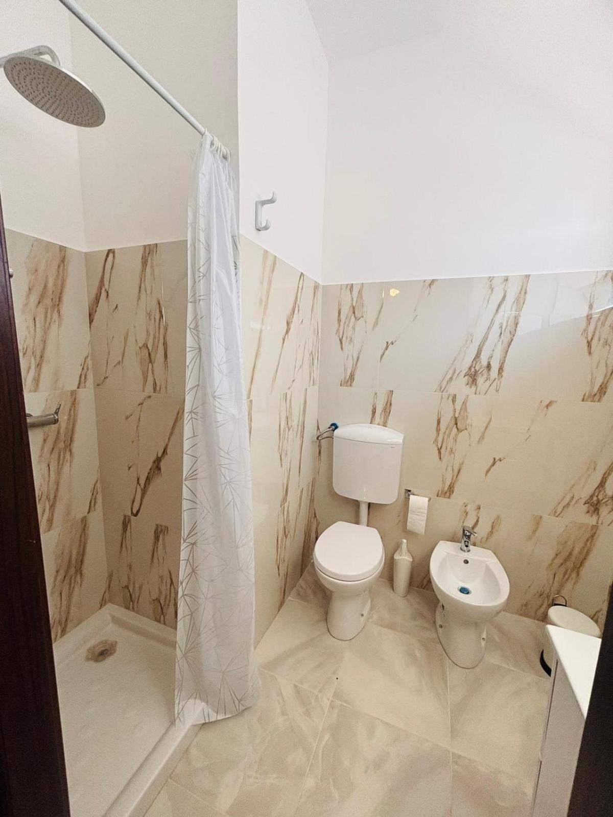 Matthias Central Rooms And Accomodation Bari Esterno foto