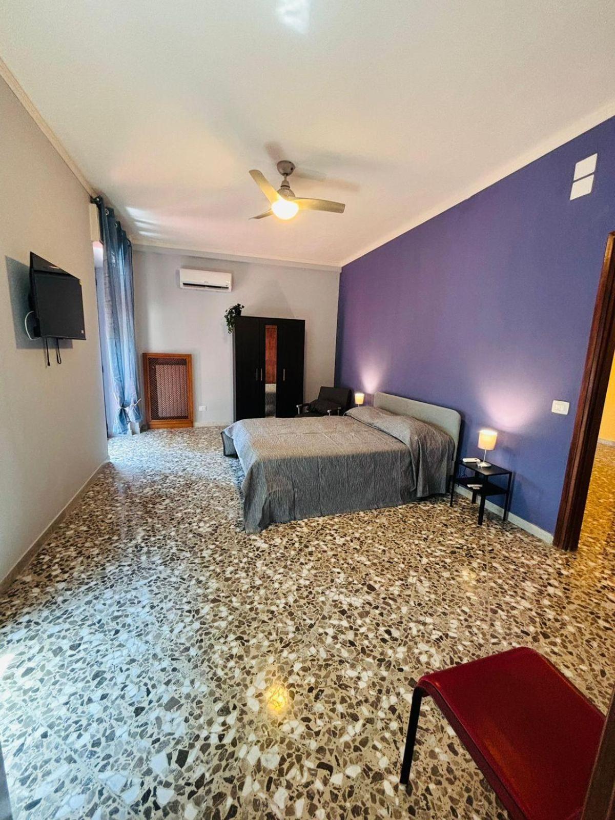 Matthias Central Rooms And Accomodation Bari Esterno foto