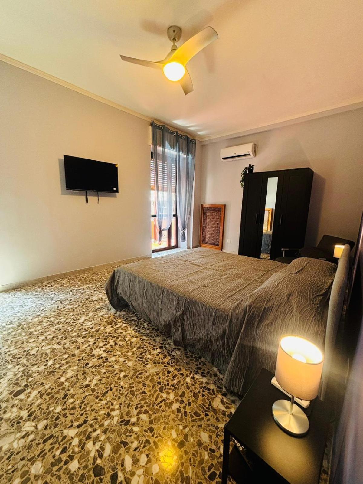 Matthias Central Rooms And Accomodation Bari Esterno foto
